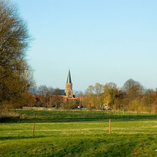 Kirche von Bernshausen, Weideflächen am UferSeeburger See, Deutschland
