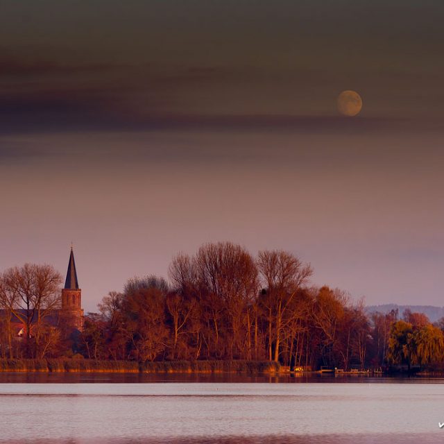 Mond über Bernshausen, Seeufer, Abendlicht, Seeburger See, Deutschland