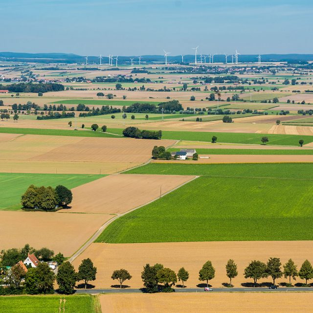 Windräder bei Desenburg, Felder, Blick von Burgruine Desenberg, Warburg, Deutschland
