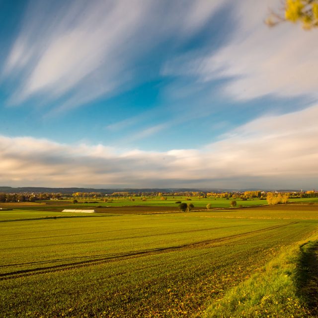 Wolken ziehen über herbstliche Landschaft, Leineauen, lange Belichtungszeit, Göttingen, Deutschland